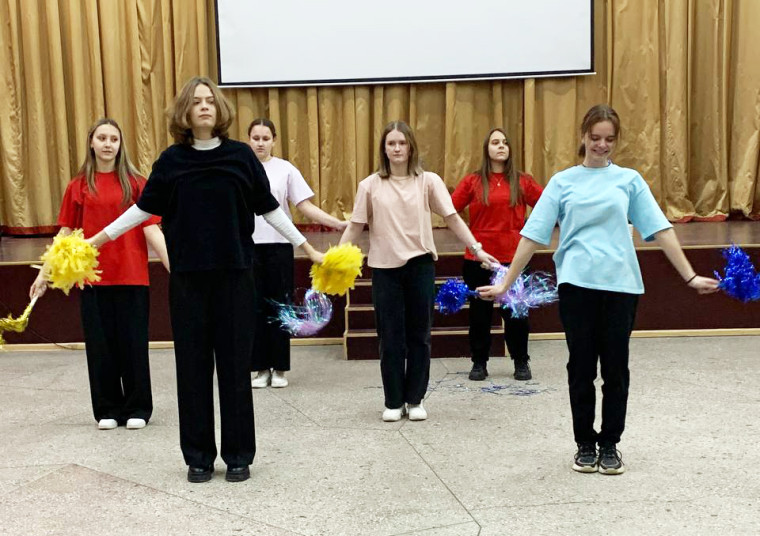 Соревнования по черлидингу среди девушек 10 классов.